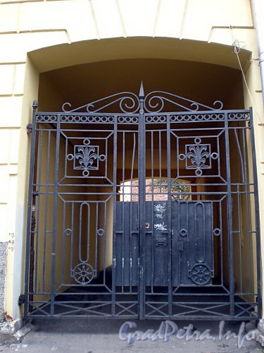 Большой пр., В.О., д. 42. Жилой дом. Решетка ворот. Фото октябрь 2009 г.