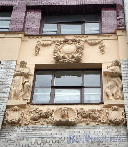 Большой пр., В.О., д. 50. Доходный дом Н. П. Демидова. Горельеф на фасаде. Фото октябрь 2009 г.