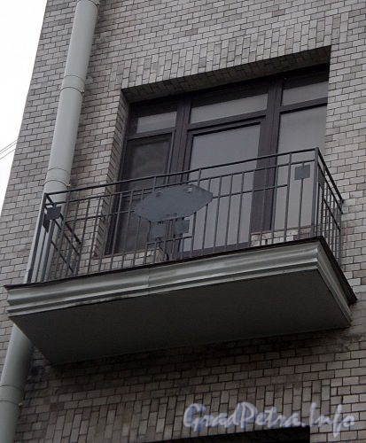 Большой пр., В.О., д. 50. Доходный дом Н. П. Демидова. Решетка балкона. Фото октябрь 2009 г.