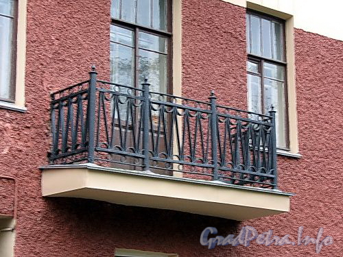 Большой пр., В.О., д. 56. Доходный дом X. Г. Борхова. Решетка балкона. Фото октябрь 2009 г.