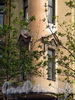 Малодетскосельский пр., д. 30. Сандрики над окнами эркера. Фото май 2010 г.
