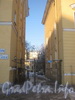 Пр. Стачек, дом 156. Проезд между левым крылом дома 158 и домом 156 со стороны пруда. Фото январь 2012 г.