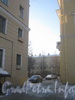 Пр. Стачек, дом 148. Проезд между домом 150 (слева) и домом 148 (справа) во двор 152 дома (вдали). Фото со стороны 136 дома. Фото январь 2012 г.