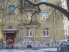 Пр. Стачек, дом 67, корп. 7. Табличка с номером дома, эркер и парадная. Фото февраль 2012 г.