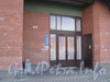 Ленинский пр., дом 87 корпус 1. Парадная дома со стороны ул. Десантников. Фото март 2012 г.