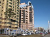 Пр. Ветеранов, дом 73 (в центре). Вид от угла пр. Ветеранов и парка «Александрино». Фото март 2012 г.