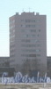 Пр. Ветеранов, дом 98. Общий вид с моста Бурцева. Фото март 2012 г.