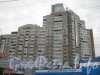 Коломяжский пр., дом 26. Вид на верхнюю угловую часть здания с пр. Испытателей. Фото 25 июня 2012 г.