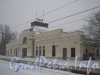 Загородный пр., дом 52, литера Р. Общий вид здания со 2-й пригородной платформы. Фото 11 декабря 2012 г.
