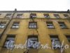 Каменноостровский пр., дом 24, литера Б. 1 двор. Фрагмент здания и трещина в нём. Фото 7 июля 2012 г.