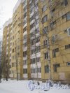 Пр. Луначарского, дом 108, корпус 2. Фрагмент фасада здания. Вид со стороны дома 4 корпус 1 по ул. Черкасова. Фото 30 января 2013 г.