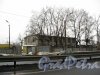 Пискаревский проспект, дом 59, литера АЖ (одноэтажная пристройка) и литера Ф (двухэтажное кирпичное здание). Фото 8 февраля 2013 г.