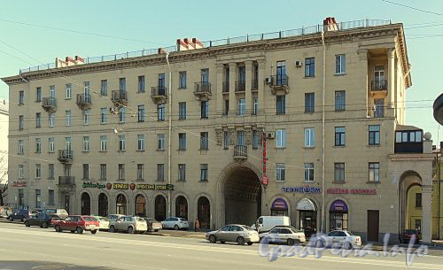 Пр. Стачек, д. 32. Общий вид здания. Фото апрель 2011 года.