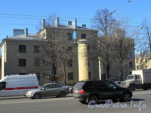 Пр. Стачек, д. 35. Жилой дом «Серафимовского городка». Фото апрель 2011 г.