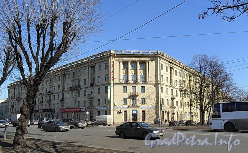 Пр. Стачек, д. 46 / ул. Корнеева, д. 2. Общий вид здания. Фото апрель 2011 г.