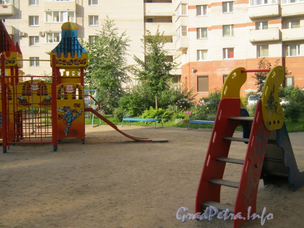 Комендантский пр., д. 11. Детская площадка во дворе дома. Фото 2011 г.