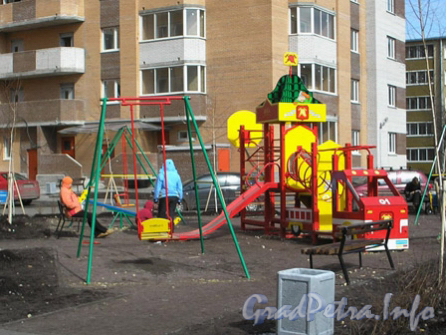 Витебский пр., д. 51, корпус 1. Детская площадка во дворе дома. Фото 2011 г.