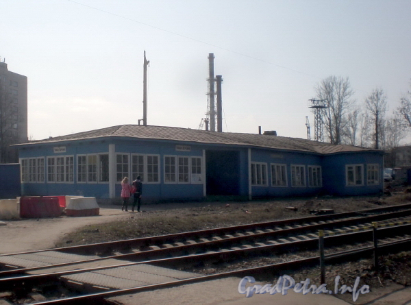 Коломяжский пр., д. 6. Здание вокзала ж/д станции «Новая деревня». Фото апрель 2010 г.