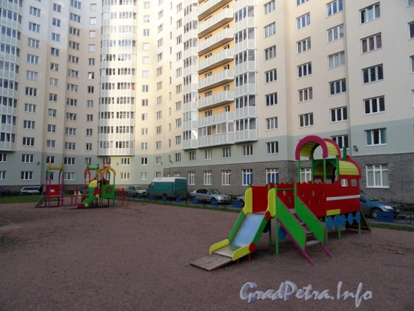 Богатырский пр., д. 52. Детская площадка во дворе жилого дома. Фото ноябрь 2011 г.