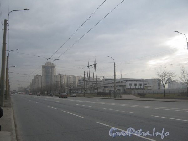 Вид нажК «Южный Каскад» от перекрестка проспекта Маршала Жукова и улицы Маршала Захарова.