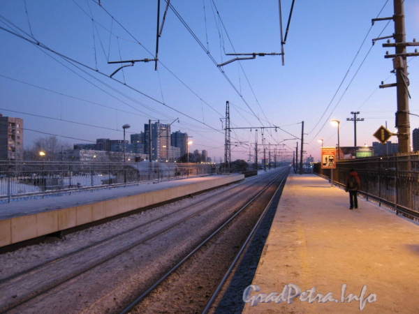 Платформы ж/д станции «Проспект Славы». Вид в сторону Купчино. Фото 2010 г.