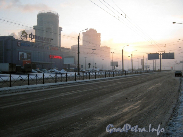 Туман на Ленинском проспекте. Вид на ТЦ «Фиолент». Фото 13 марта 2010 г.