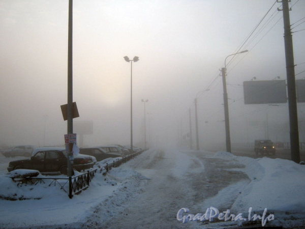 Туман на Ленинском проспекте. Вид от ТЦ «Фиолент» в сторону Кронштадской площади. Фото 13 марта 2010 г.