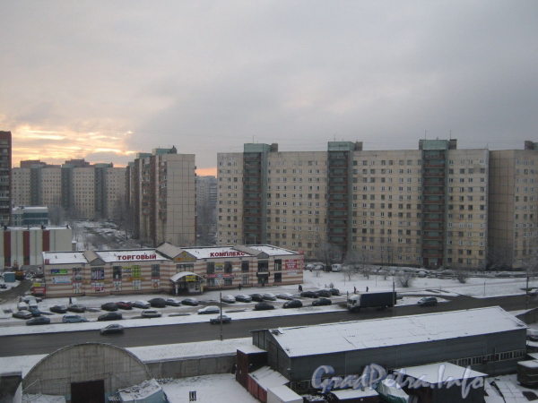 Корпуса 2 и 3 дома 43  и дом 47 (торговый комплекс) по проспекту Ударников. Фото 23 декабря 2011 г.