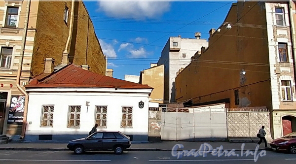 Малый пр. В.О., д. 9 (правая часть). Флигели. Фото Яндекс-карты.