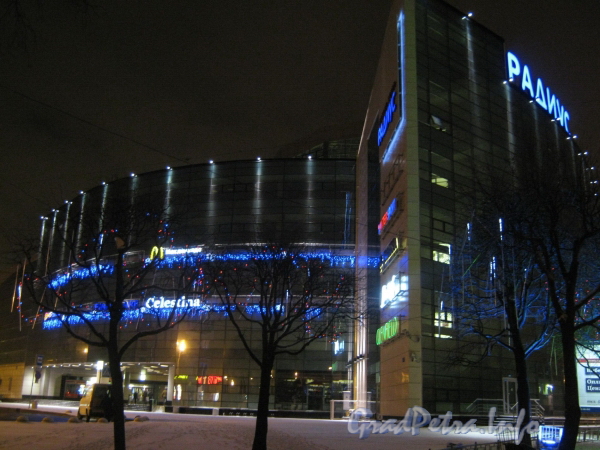Здание ТРК «Радиус» и павильон станции метро Волковская в нём. Фото 10 января 2012 года ранним утром.