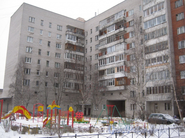 Пр. Ветеранов, дом 160. Вид со двора (часть дома в сторону ул. Лётчика Пилютова). Фото январь 2012 г.