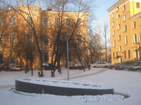 Двор домов 158 (правая часть) (слева), 160 (впереди) и 172. Фото январь 2012 г.