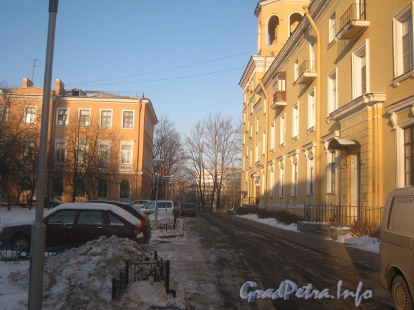 Проход вдоль правого крыла дома 158 в сторону пр. Стачек. Впереди слева дом 160. Фото январь 2012 г.