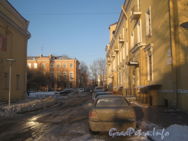 Проход вдоль правого крыла дома 158 к пр. Стачек. Впереди слева дома 170 (ближний) и 160 (дальний). Фото январь 2012 г.