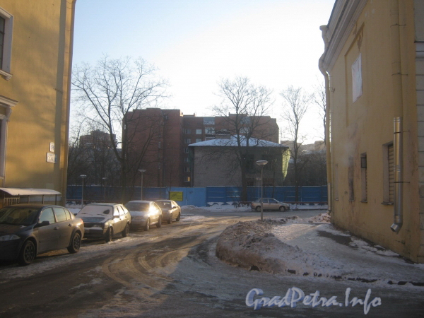 Пр. Стачек, дом 162. Вид от прохода меду домами 158 (слева) и 160 (справа). Фото январь 2012 г.