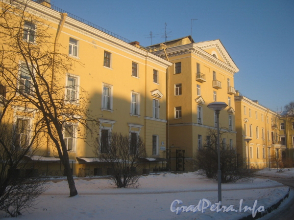 Вид от 162 дома на дом 158 (левое и правое крылья) и дом 156 (в центре) по пр. Стачек. Фото январь 2012 г.