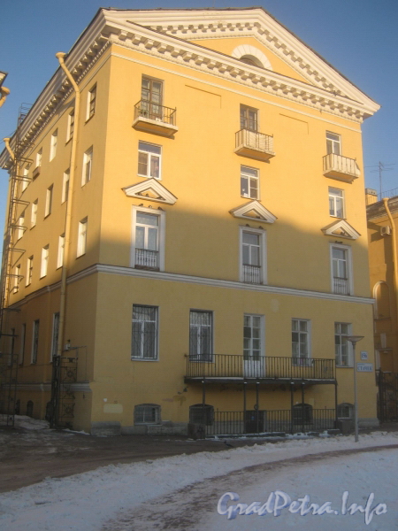Пр. Стачек, дом 156. Фасад со стороны пруда. Фото январь 2012 г. 