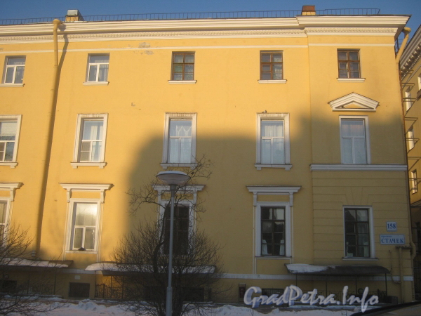 Пр. Стачек, дом 158 (правое крыло). Фасад со стороны пруда. Фото январь 2012 г.