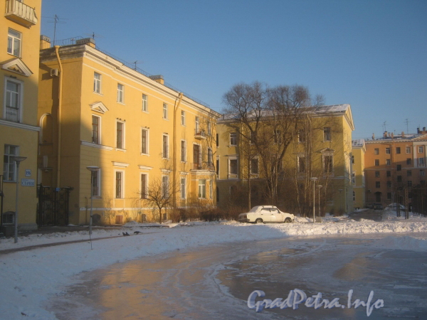 Пр. Стачек, дом 158 (слева) и 144 (за деревьями). Вид от пруда. Фото январь 2012 г.