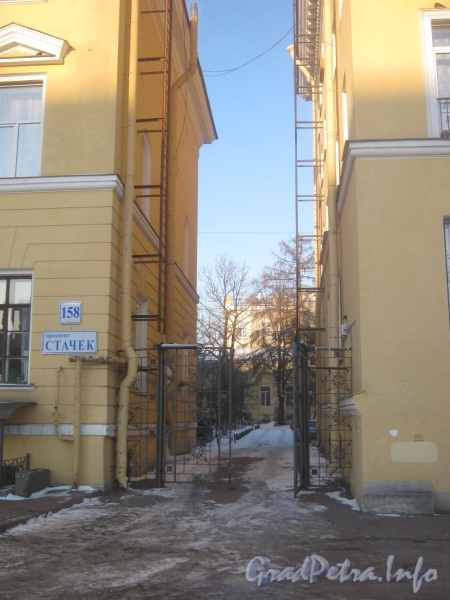 Пр. Стачек, дом 158. Проезд между правым крылом дома 158 и домом 156 со стороны пруда. Фото январь 2012 г.