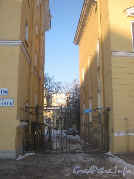 Пр. Стачек, дом 156. Проезд между левым крылом дома 158 и домом 156 со стороны пруда. Фото январь 2012 г.