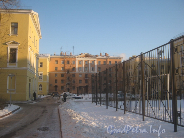 Пр. Стачек, дом 146 (красный). Двор и спортплощадка во дворе. Фото январь 2012 г.