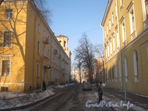 Проезд к пр. Стачек. Вид со двора. Слева - левое крыло дома 158 (левое со стороны пр. Стачек), справа - дом 144. Фото январь 2012 г.