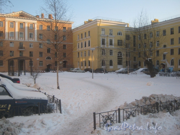 Пр. Стачек, дом 148. Двор между домами 148 и 146. Вид от пруда. Фото январь 2012 г.