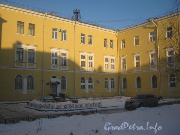 Пр. Стачек, дом 144. Фасад жилого дома со двора. Фото январь 2012 г.