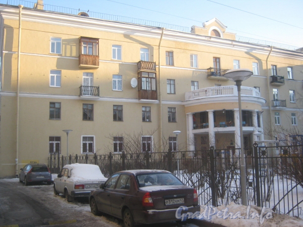 Пр. Стачек, дом 150. Фасад жилого дома со двора. Фото январь 2012 г.