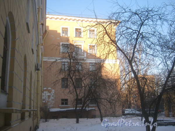 Пр. Стачек, дом 148 (желтый) и дом 146 (красный). Фото январь 2012 г.