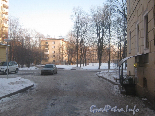 Пр. Стачек, дом 132, корп. 2. Вид от 150 дома (слева). Фото январь 2012 г.