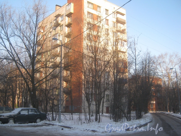 Пр. Стачек, дом 136, корп. 2. Общий вид жилого дома. Фото январь 2012 г.