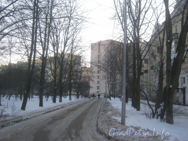Проезд параллельно 150 дому (справа). Дом 17, корп. 5 (розовый) и дом 17, корп. 3 (желтый) по ул. Зины Портновой. Фото январь 2012 г.